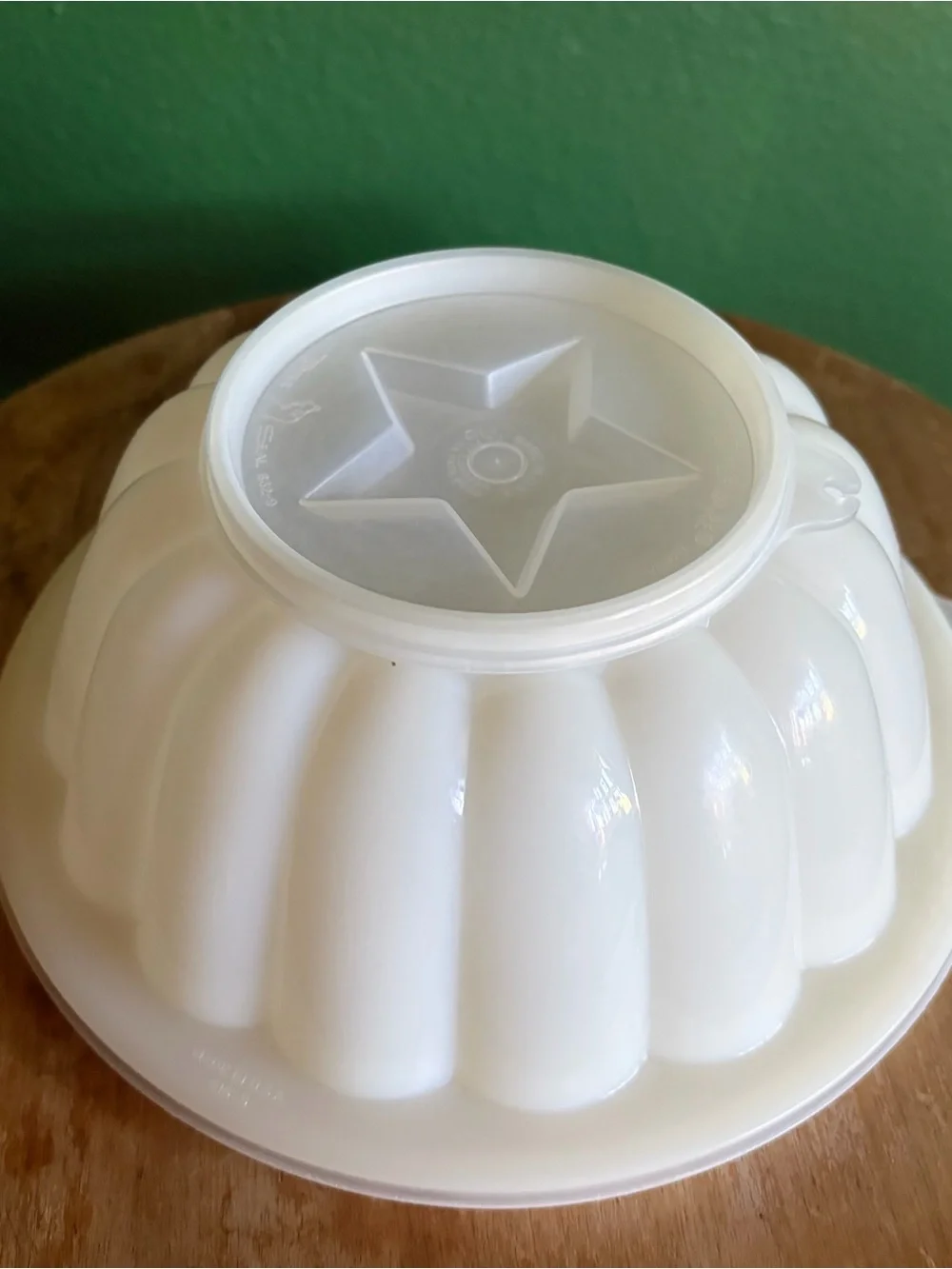 Vintage Tupperware Jel-N-Serve mold with Classic white scalloped design